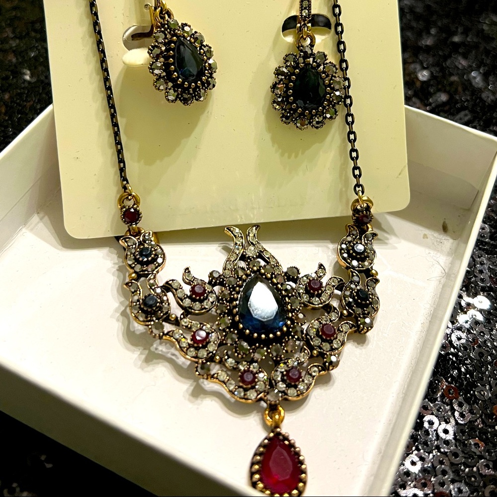 Absolutely Gorgeous & unique crystal Ruby/Sapphire Necklace earring set / New!
